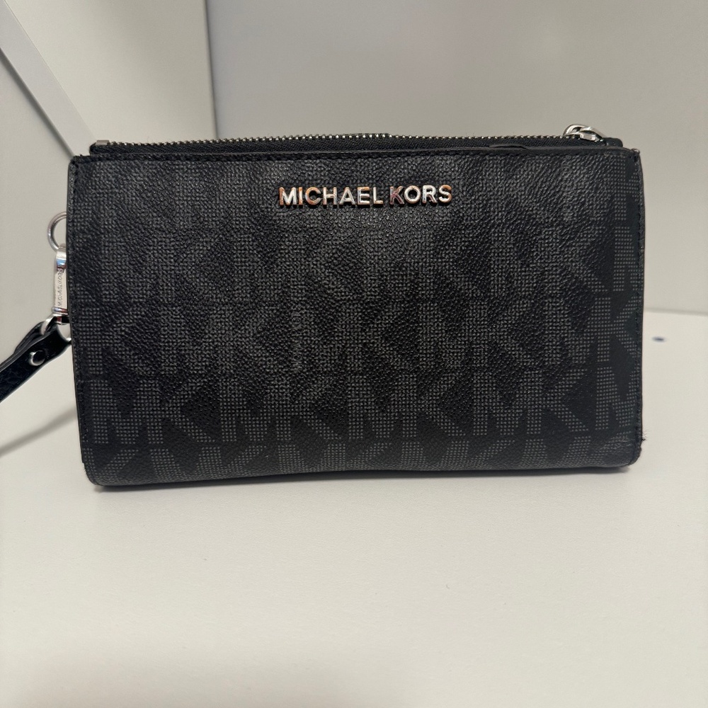 Michael Kors Wallet/phone holder wristlet